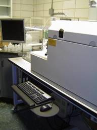 Agilent 7500 Series ICP-MS and autosampler on workbench